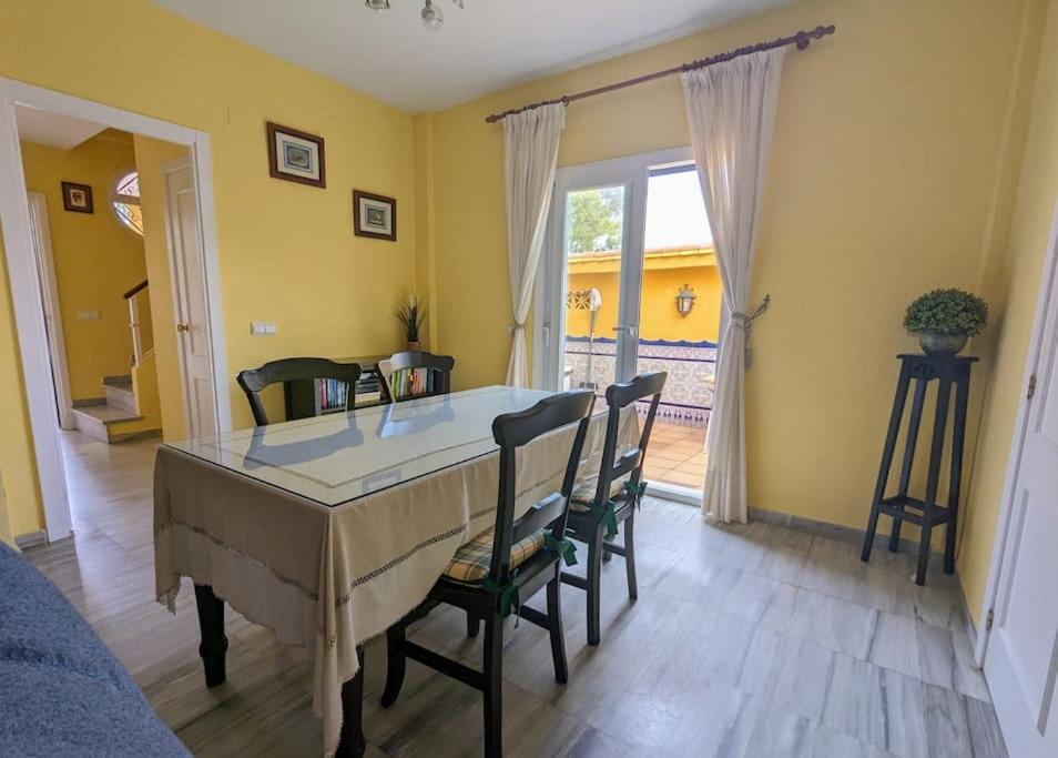 Вилла Adosada En El Puerto Santa Maria Эль-Пуэрто-де-Санта-Мария Экстерьер фото